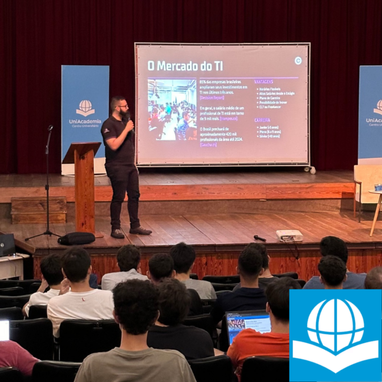 Yuri Medeiros palestrando sobre o mercado de TI na UniAcademia